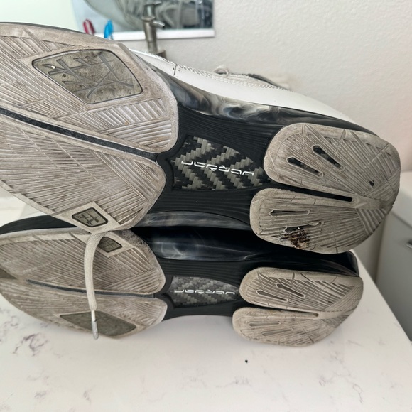 Original Jordan throwbacks. Used Great wearing condition - Picture 7 of 15